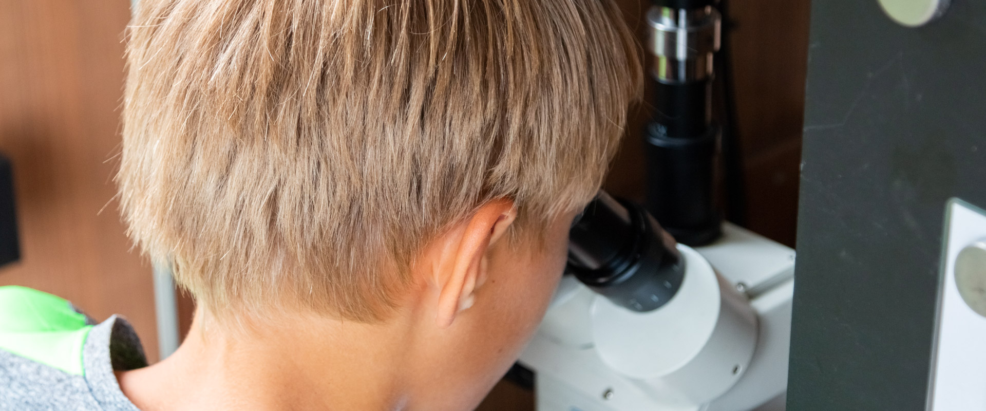 Ein Kind benutzt ein Mikroskop