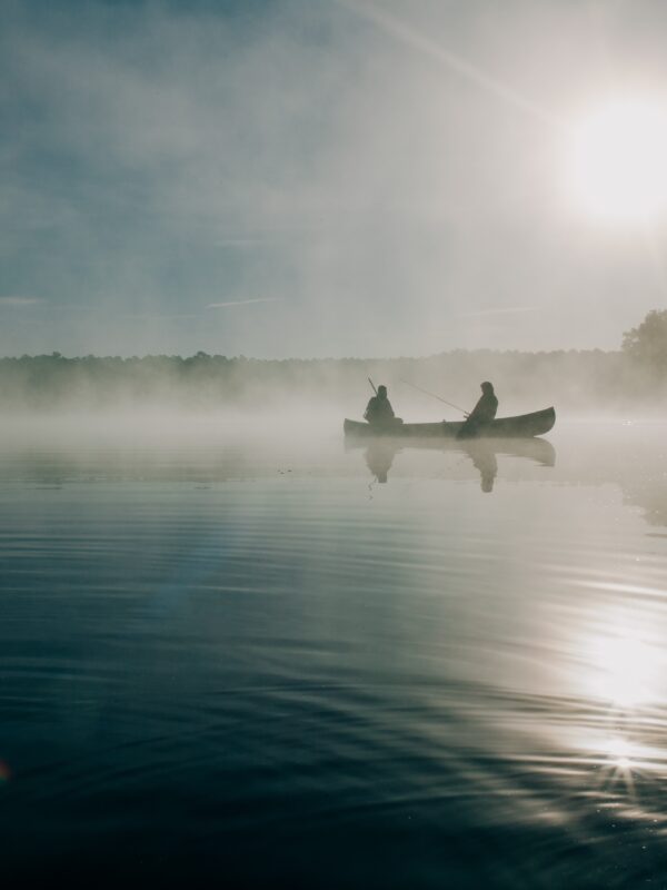 Fischerboot im nebligen Wasser