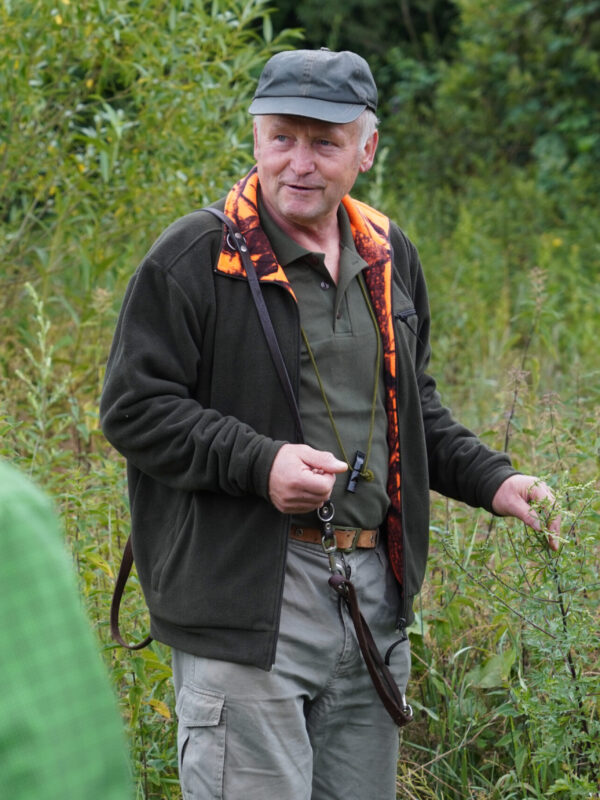 Jäger Ralf Boitz-Hempel erklärt den Jungen Naturwächtern die Pflanzen des Waldes