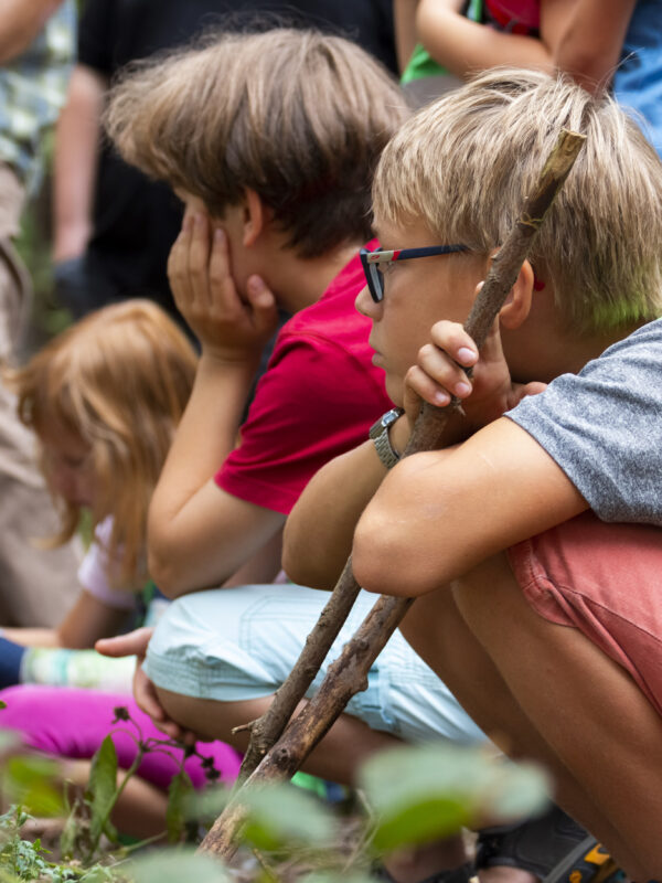 Jungen Naturwächter auf Ameisensuche
