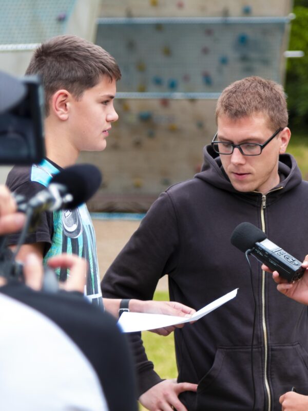 Die Jungen Naturwächter interviewen den Medienpädagogen Johannes Gersten und werden dabei von einem Kameramann gefilmt