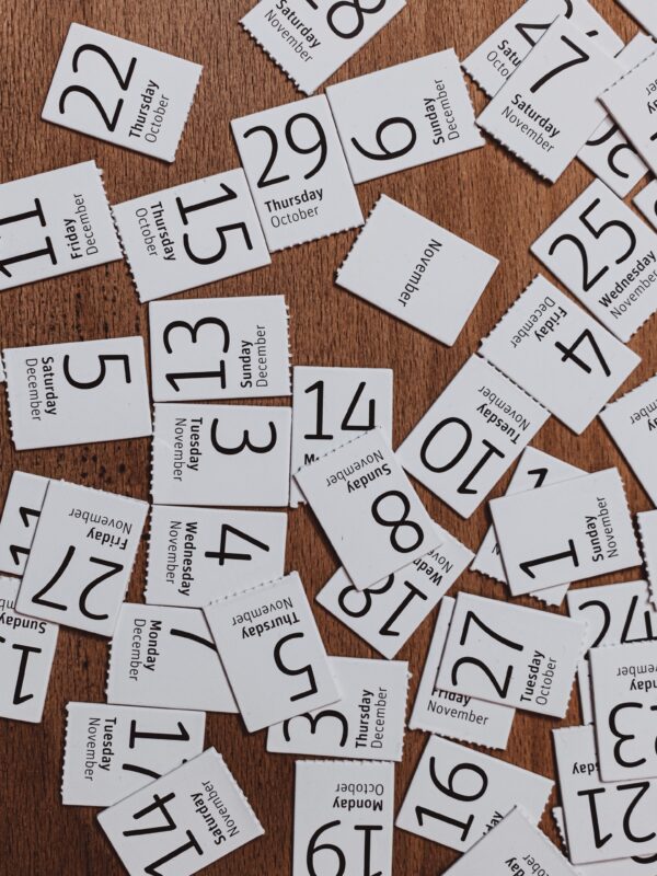 Abgerissene Kalenderblätter auf einem Tisch liegend